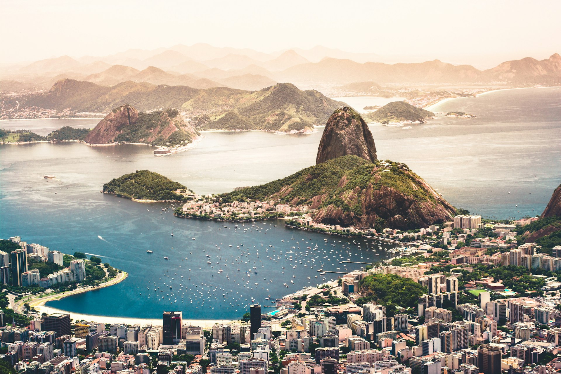 Praia de Copacabana, no Rio de Janeiro, vista da orla - bairro onde a Argos Premium Stays opera dois studios premium no Edificio Armoleu