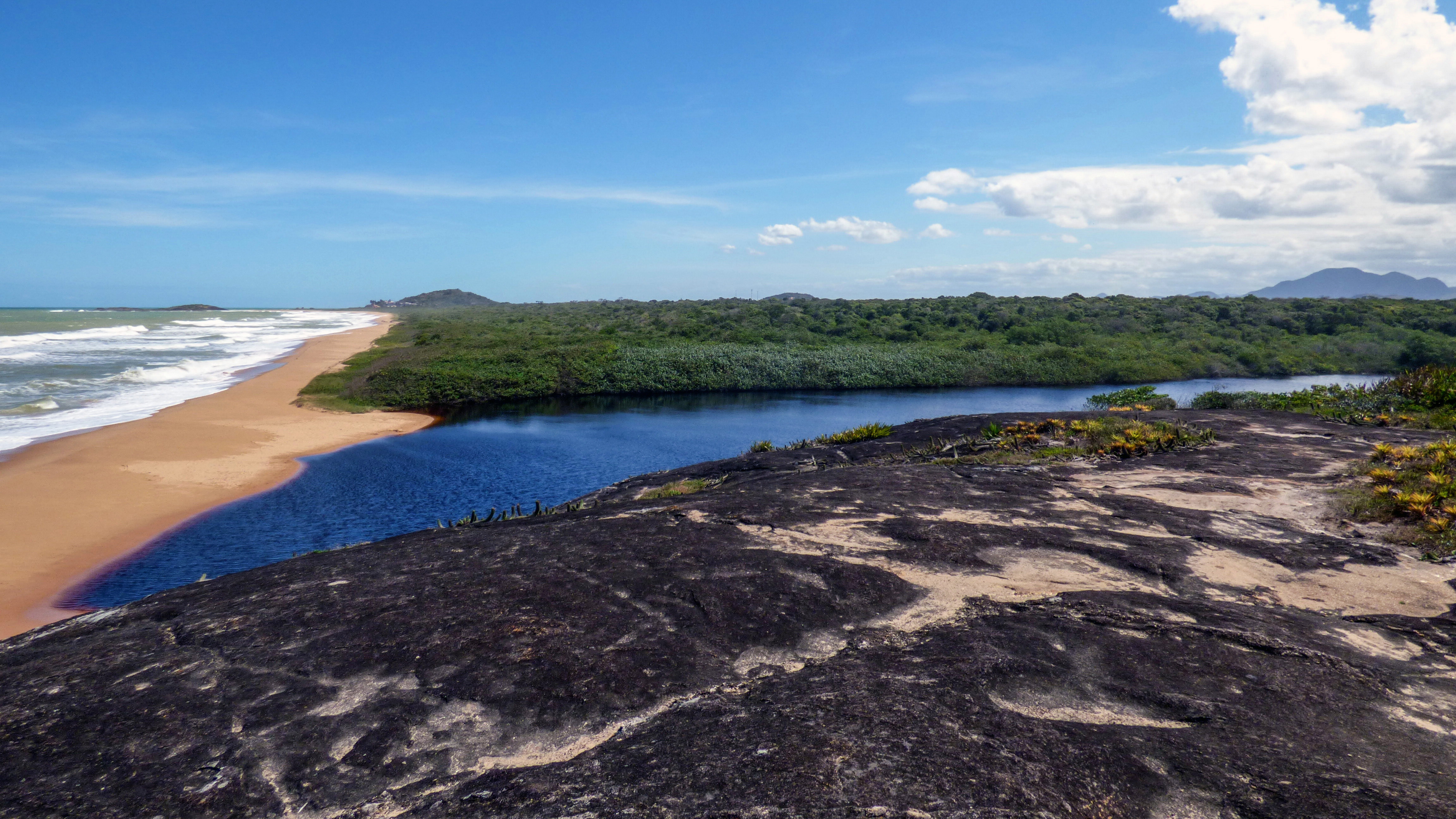 Setiba: a Lagoa da Coca-Cola perto das Cabanas Perocão